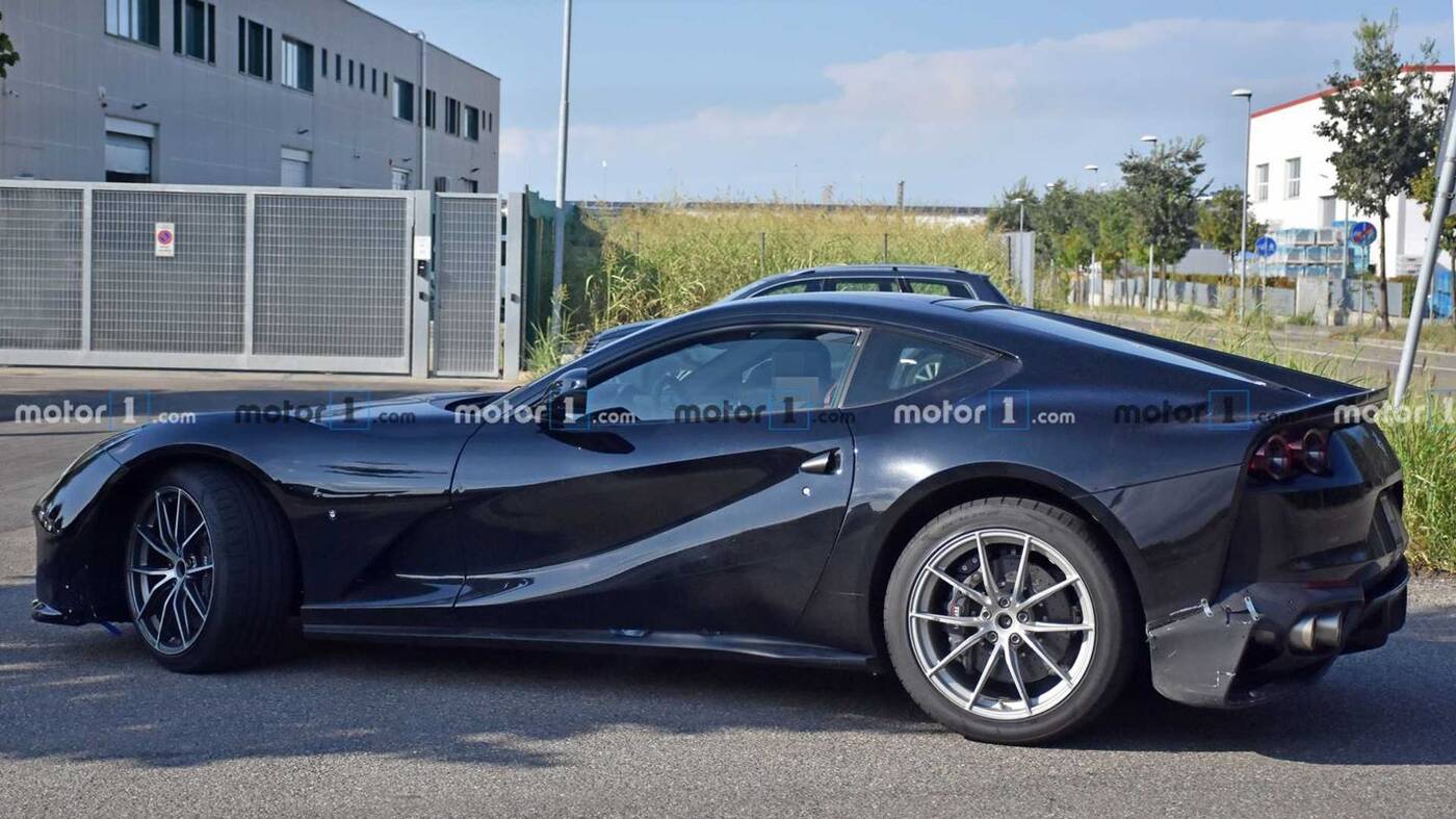 Nowe Ferrari 812 wyszpiegowane z ulepszonym silnikiem V12