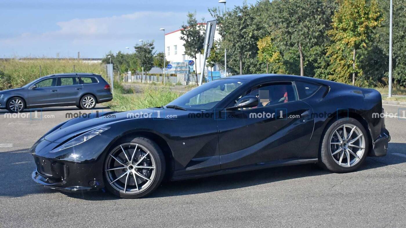 Nowe Ferrari 812 wyszpiegowane z ulepszonym silnikiem V12