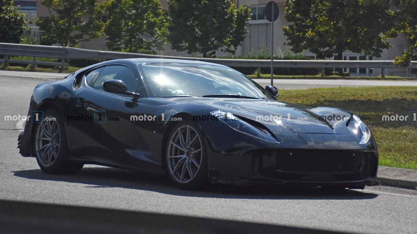 Nowe Ferrari 812 wyszpiegowane z ulepszonym silnikiem V12