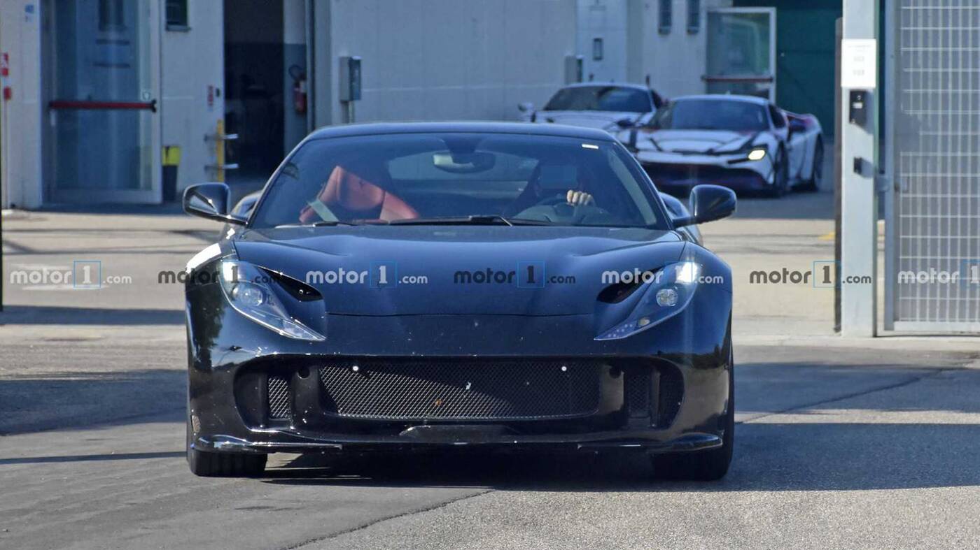 Nowe Ferrari 812 wyszpiegowane z ulepszonym silnikiem V12