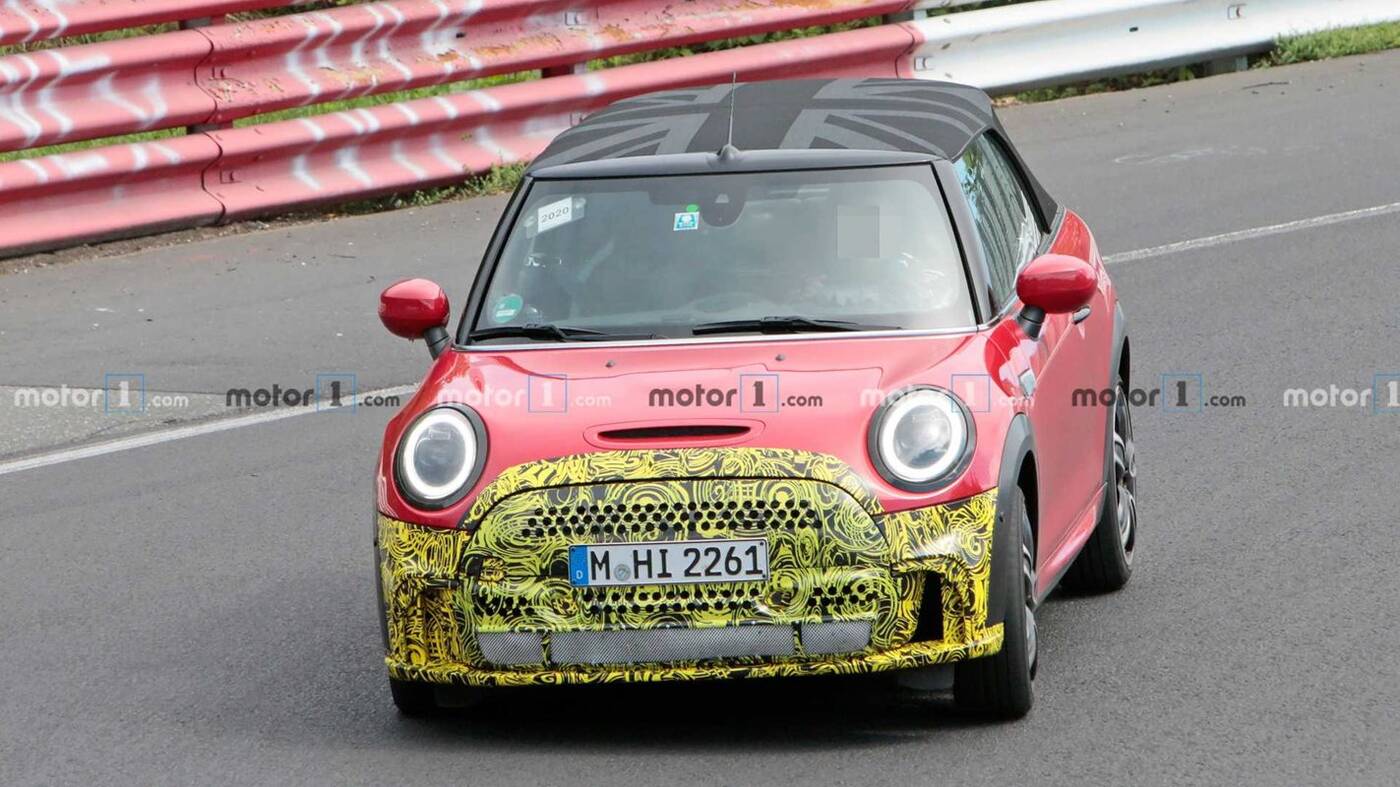 Nowy kabriolet Mini Cooper S dostrzeżony z nielicznym kamuflażem