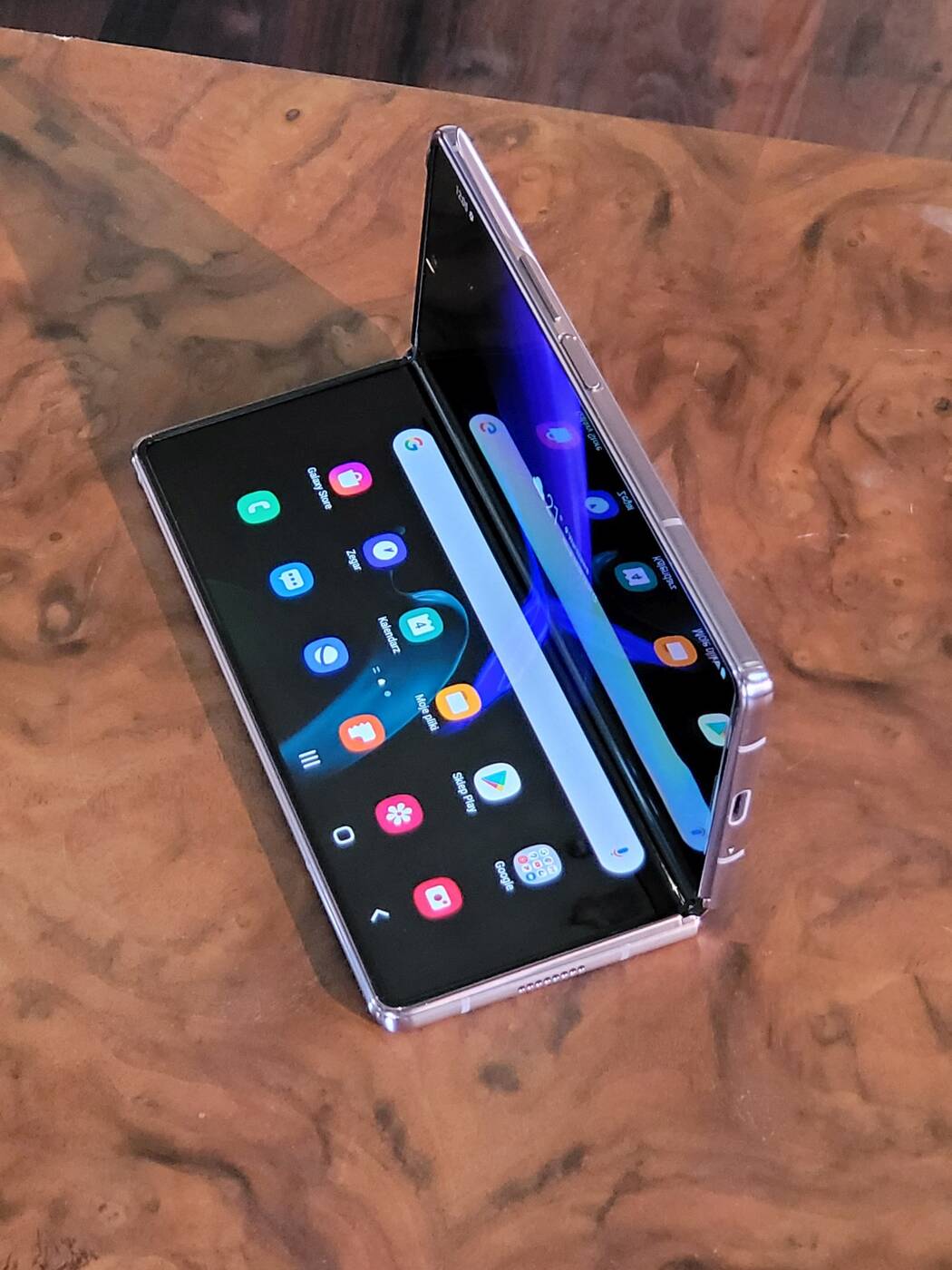 Używaliśmy Samsunga Galaxy Z Fold2. To wygląda jak kompletny smartfon