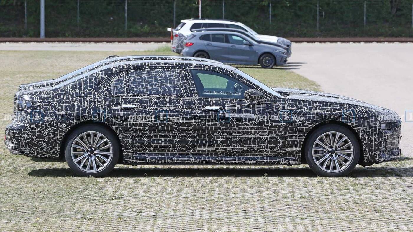 Zdjęcia elektrycznego BMW i7 oraz hybrydowego BMW 7