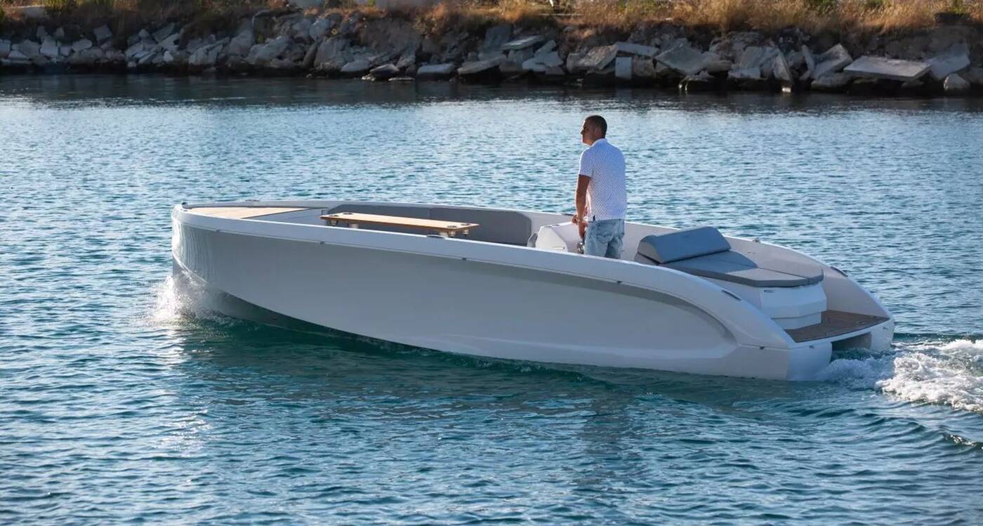 Elektryczna motorówka Mana 23 przyjmie na pokład nawet dziesięć osób