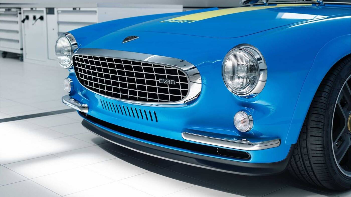 Klasyczne, ale nowoczesne Volvo P1800 Cyan zabawiło się w śniegu