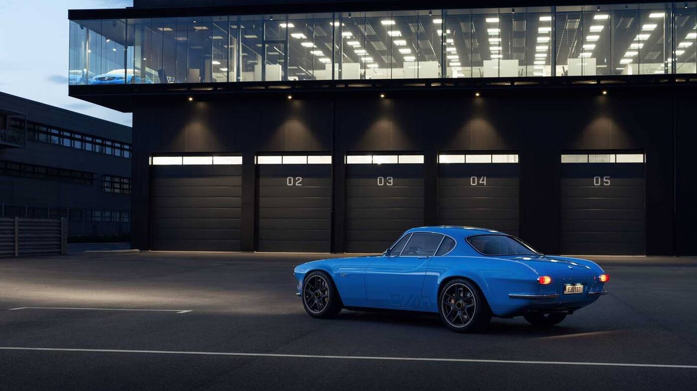 Klasyczne, ale nowoczesne Volvo P1800 Cyan zabawiło się w śniegu