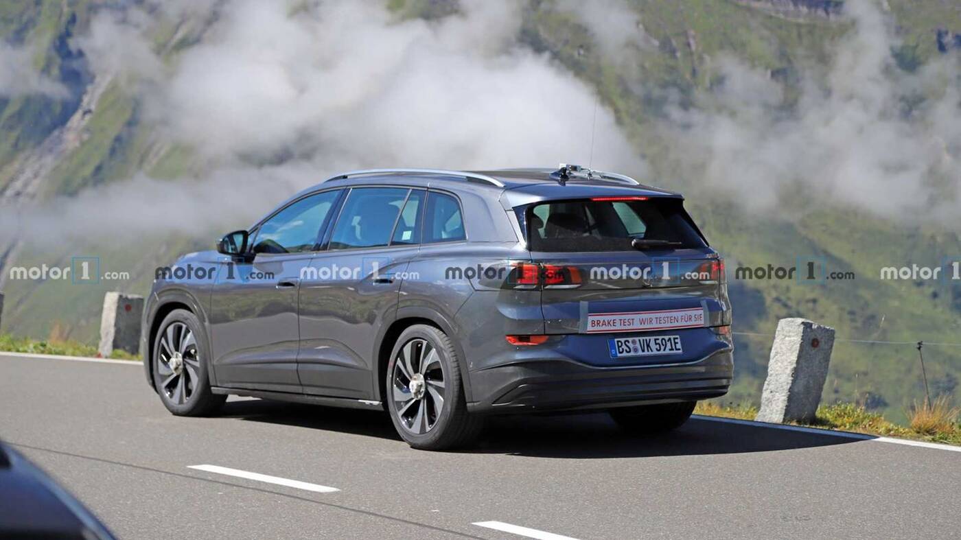 Prototyp elektrycznego Volkswagena ID.6 wyszpiegowany w testach hamowania