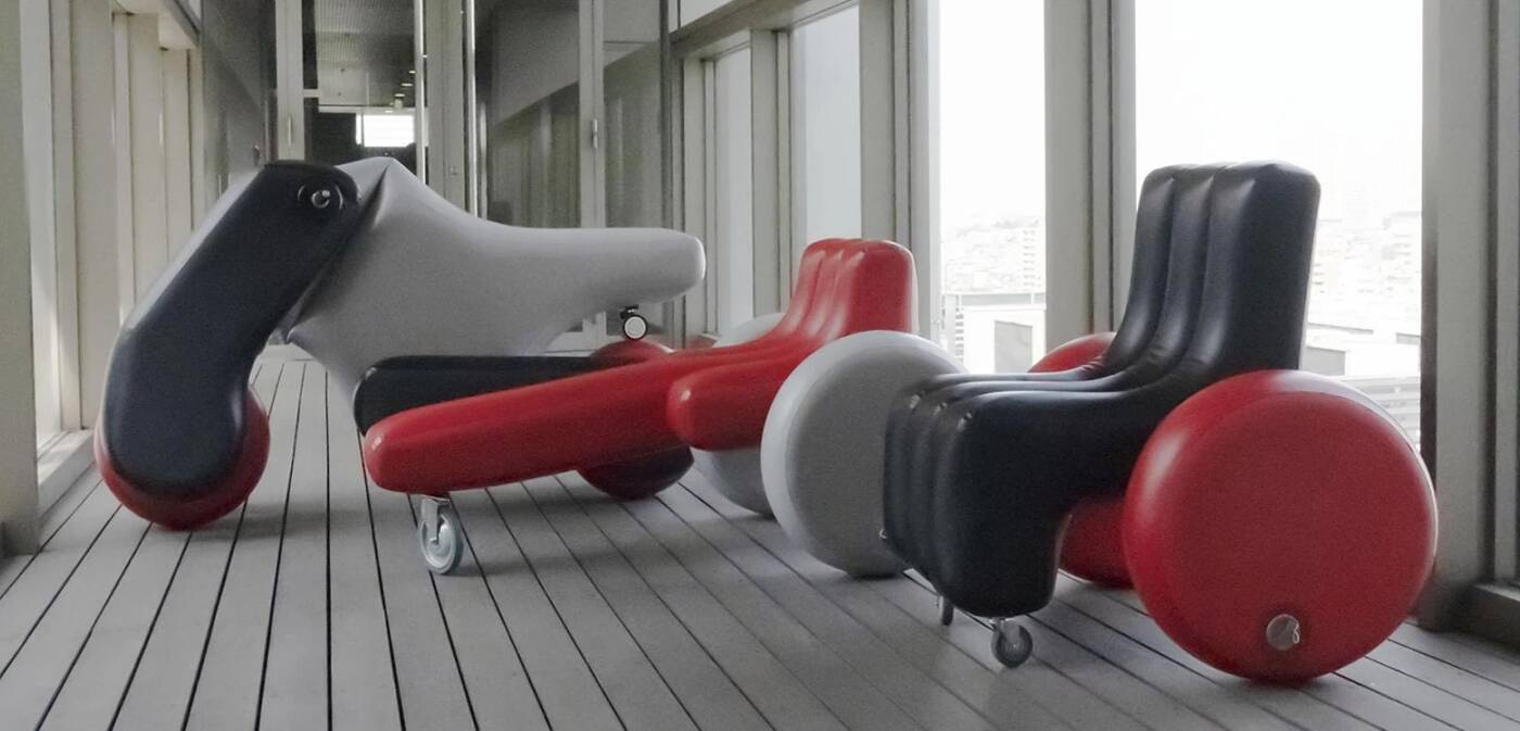 Ten elektryczny skuter przed jazdą będziecie musieli napompować