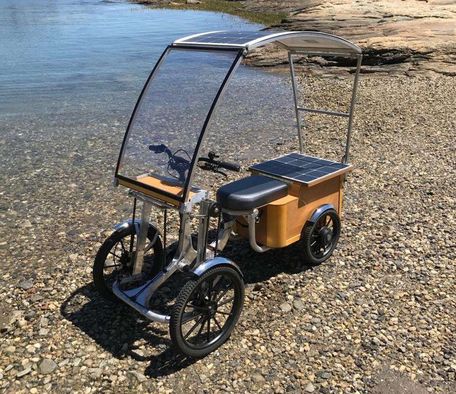 Cztery koła, silniki elektryczne, siedzenie i panele słoneczne. Czego chcieć więcej?