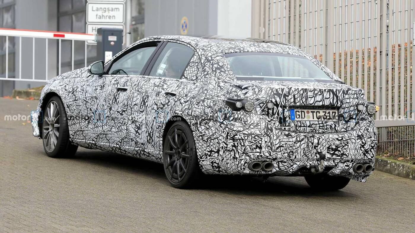 Mercedes-AMG C53 2022 wyszpiegowany z czterema wydechami