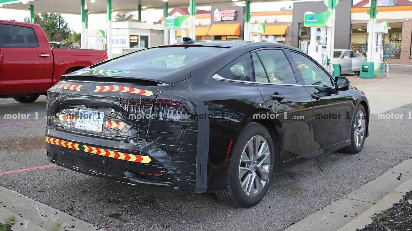 Napędzana wodorem Toyota Mirai nowej generacji wyszpiegowana