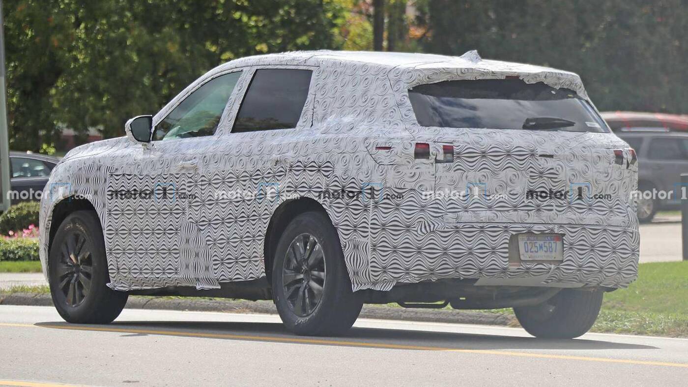 Nowe Infiniti QX60 wyszpiegowane w naprawdę solidnym kamuflażu