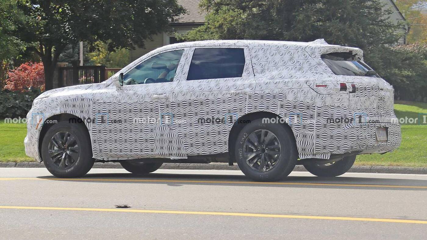 Nowe Infiniti QX60 wyszpiegowane w naprawdę solidnym kamuflażu