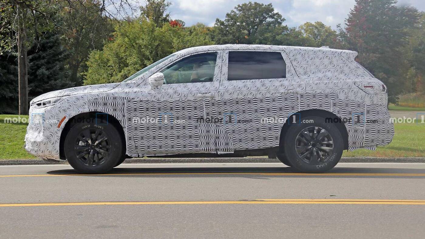 Nowe Infiniti QX60 wyszpiegowane w naprawdę solidnym kamuflażu