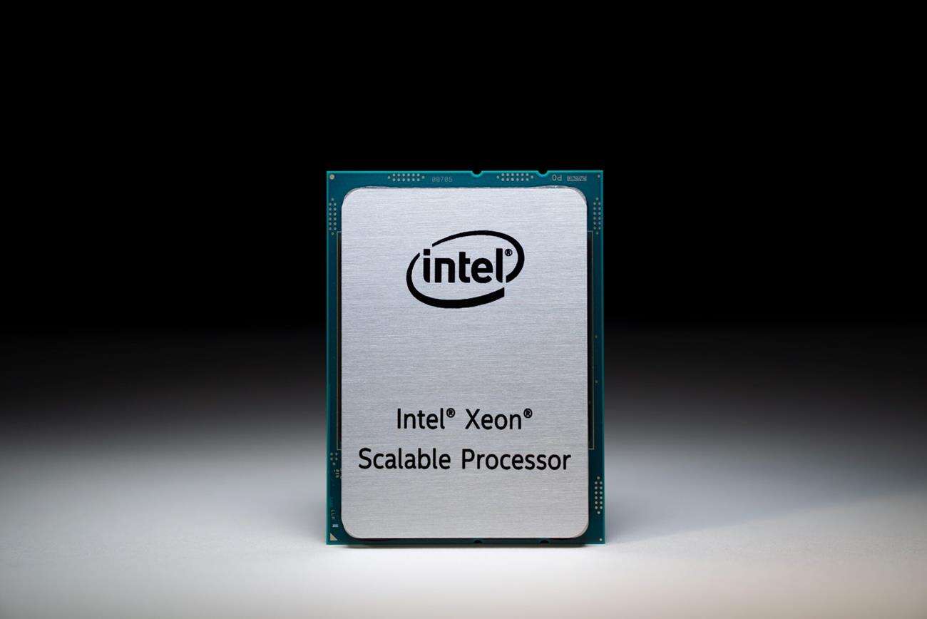 Zdjęcie konstrukcji wielkiego procesora Intel Xe HPC