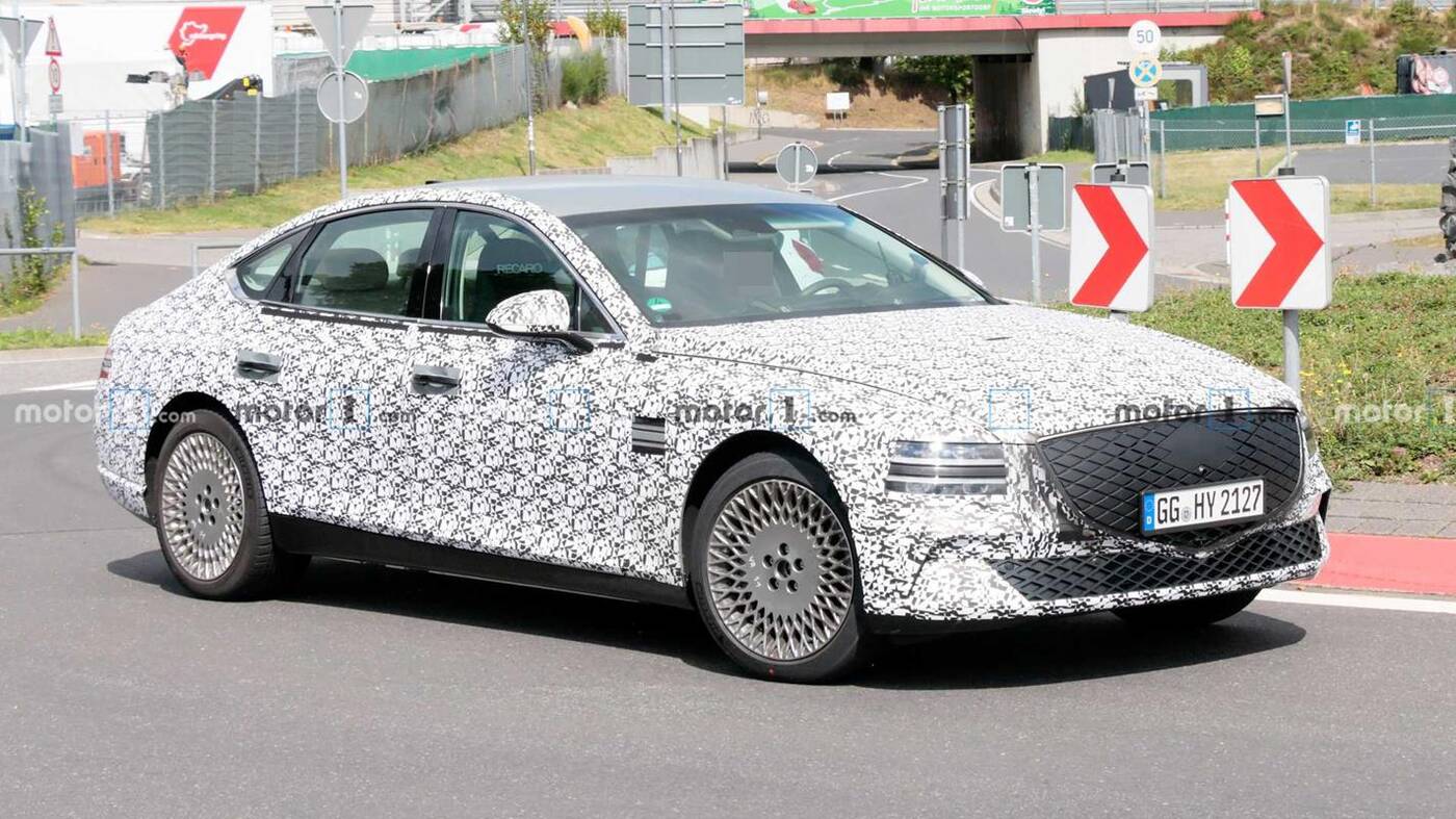 Elektryczny Genesis G80 wyszpiegowany. Brak wydechów i zamknięta chłodnica mówią jasno