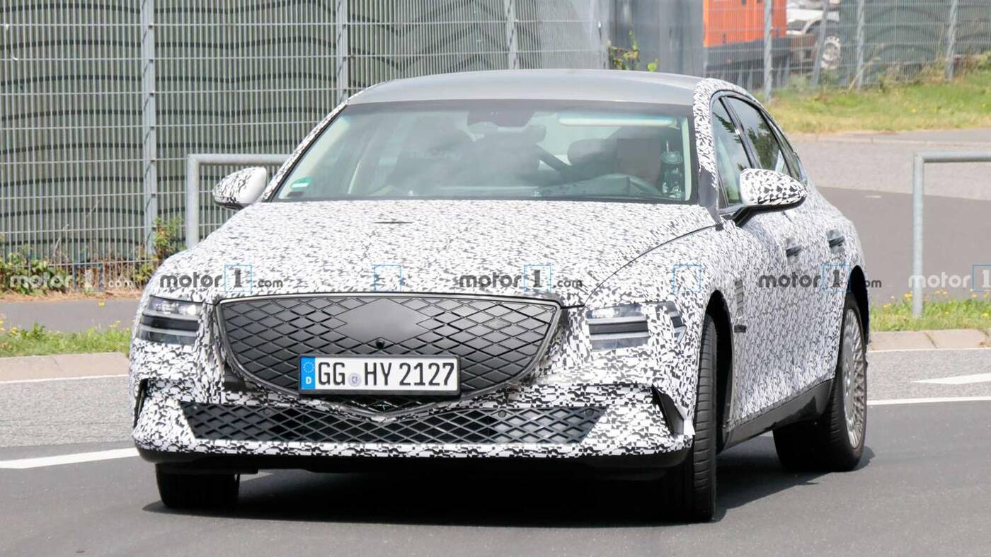 Elektryczny Genesis G80 wyszpiegowany. Brak wydechów i zamknięta chłodnica mówią jasno