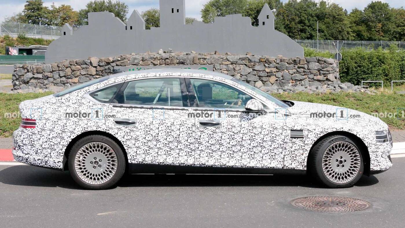 Elektryczny Genesis G80 wyszpiegowany. Brak wydechów i zamknięta chłodnica mówią jasno