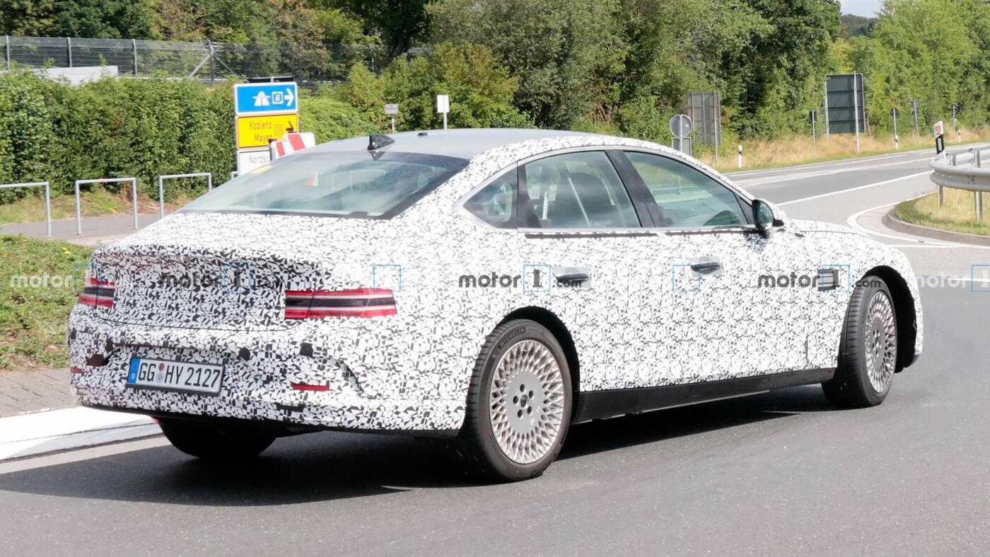 Elektryczny Genesis G80 wyszpiegowany. Brak wydechów i zamknięta chłodnica mówią jasno