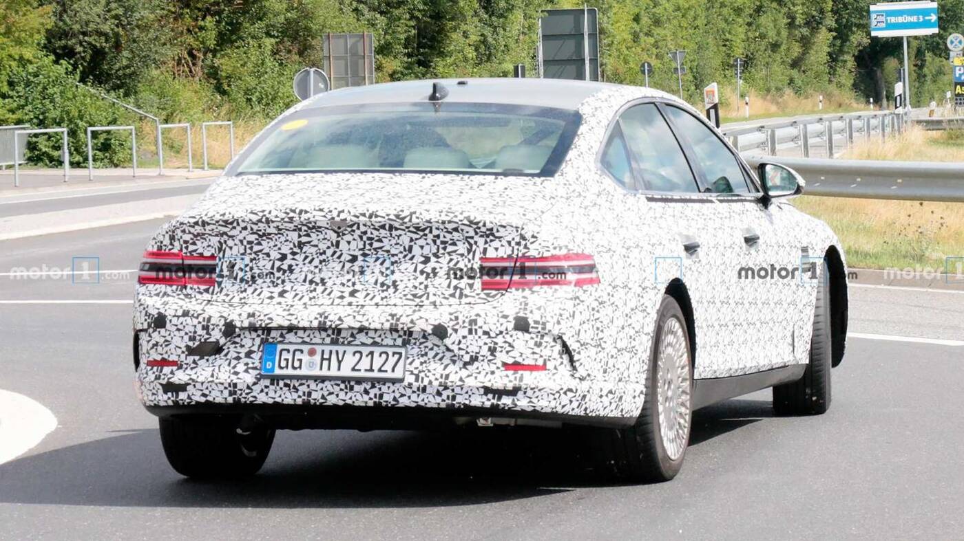 Elektryczny Genesis G80 wyszpiegowany. Brak wydechów i zamknięta chłodnica mówią jasno
