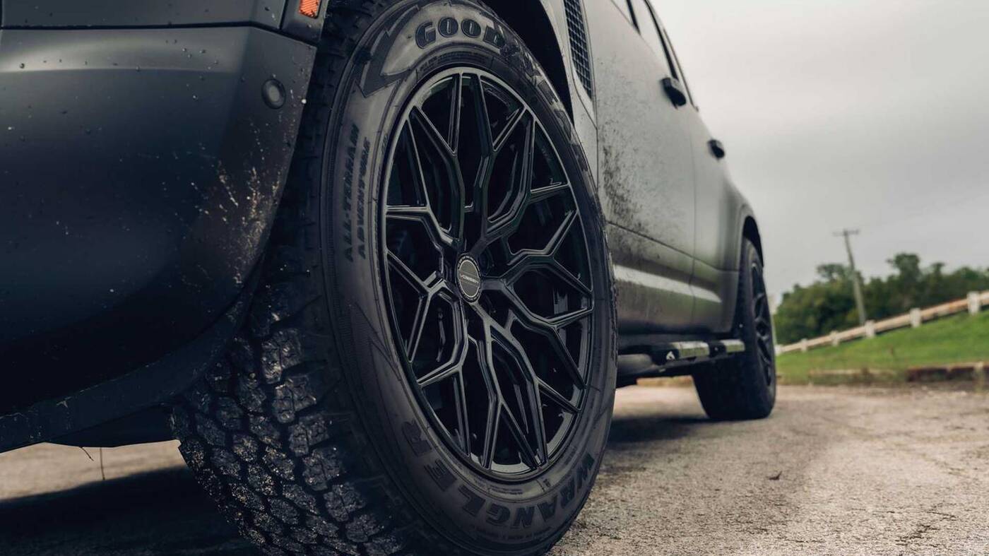Felgi jak marzenie od Vossen Wheels na równie wyjątkowym Defenderze