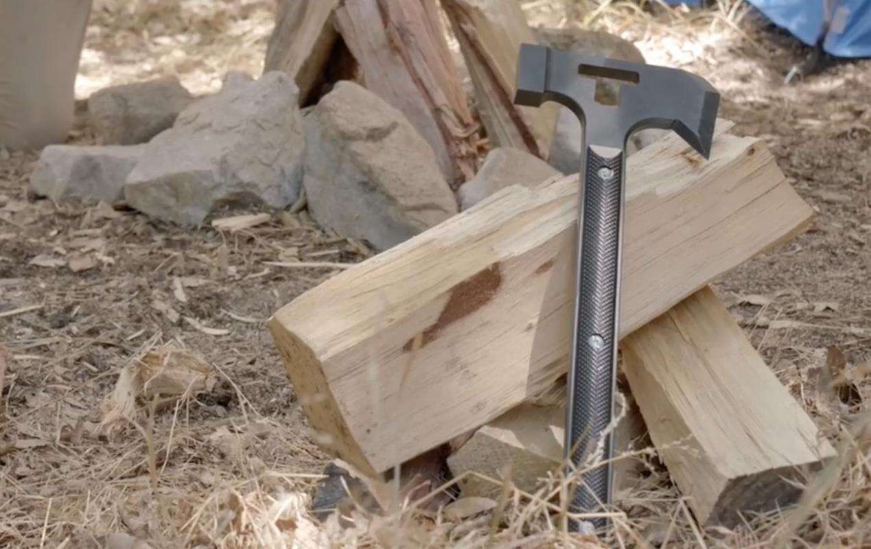 Uniwersalny toporek CTAX skupia się na niesieniu ratunku ratunkowych