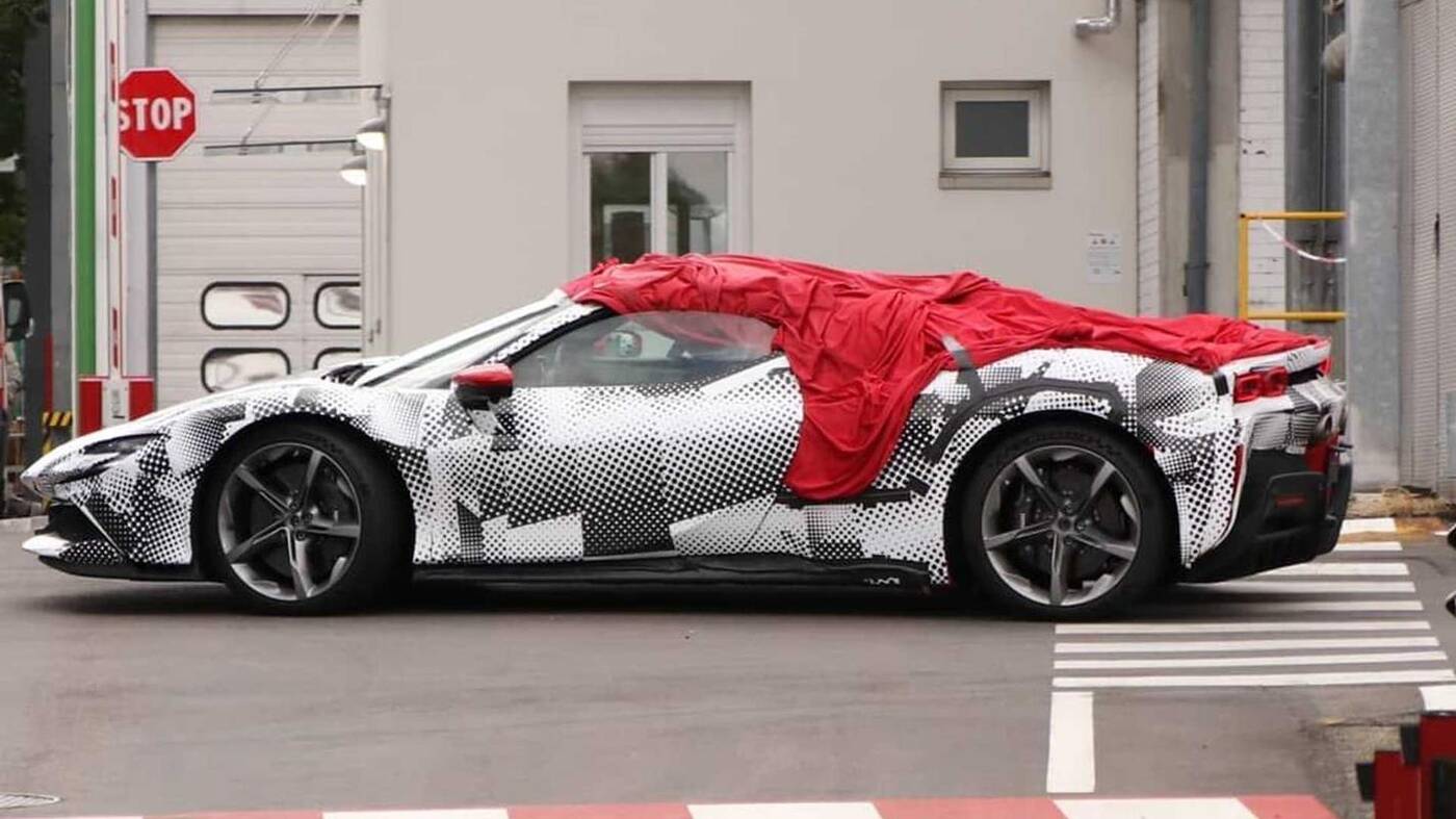 Zdjęcia Ferrari SF90 Stradale Spider przed premierą z czerwoną czapeczką