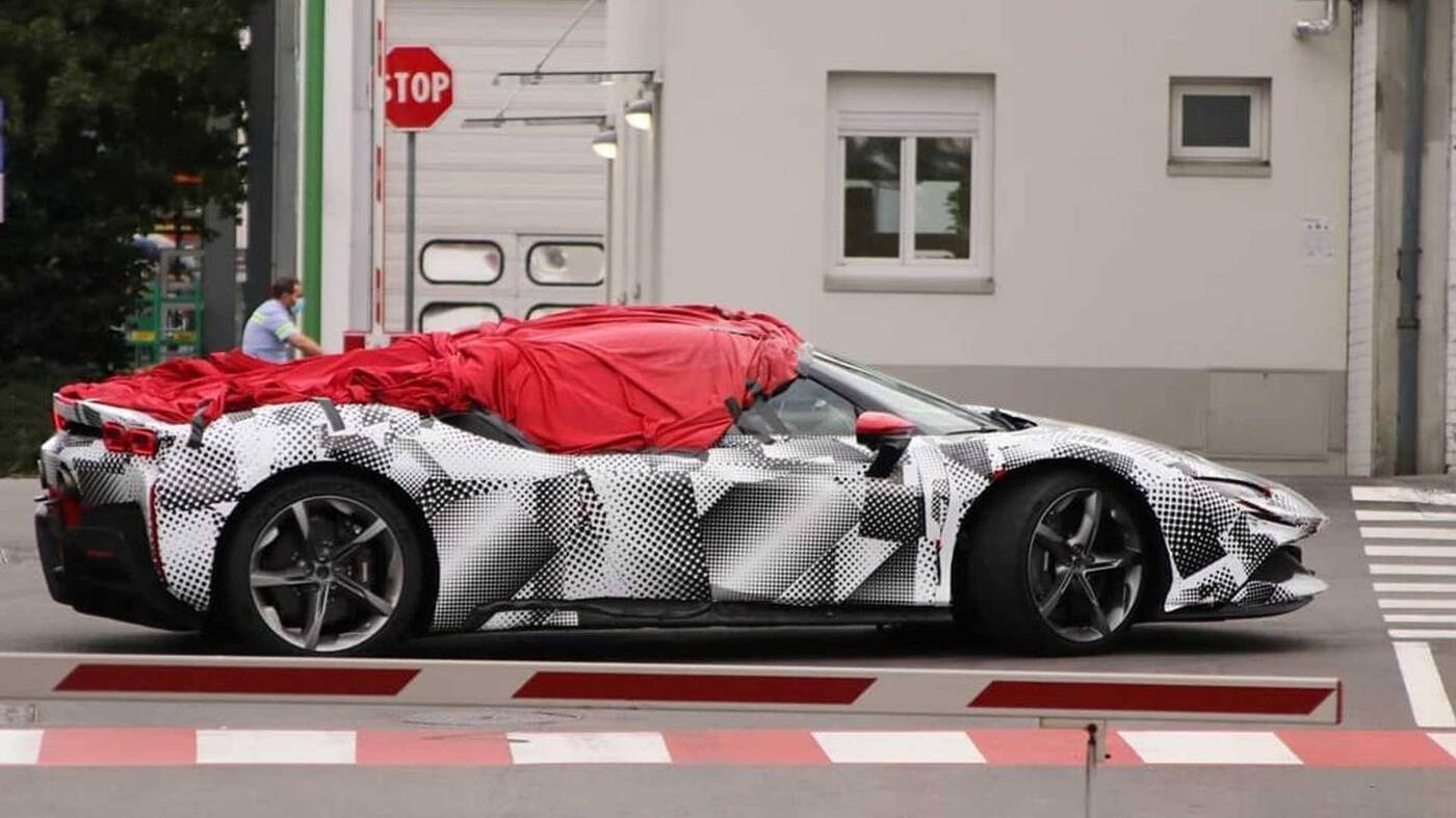 Zdjęcia Ferrari SF90 Stradale Spider przed premierą z czerwoną czapeczką