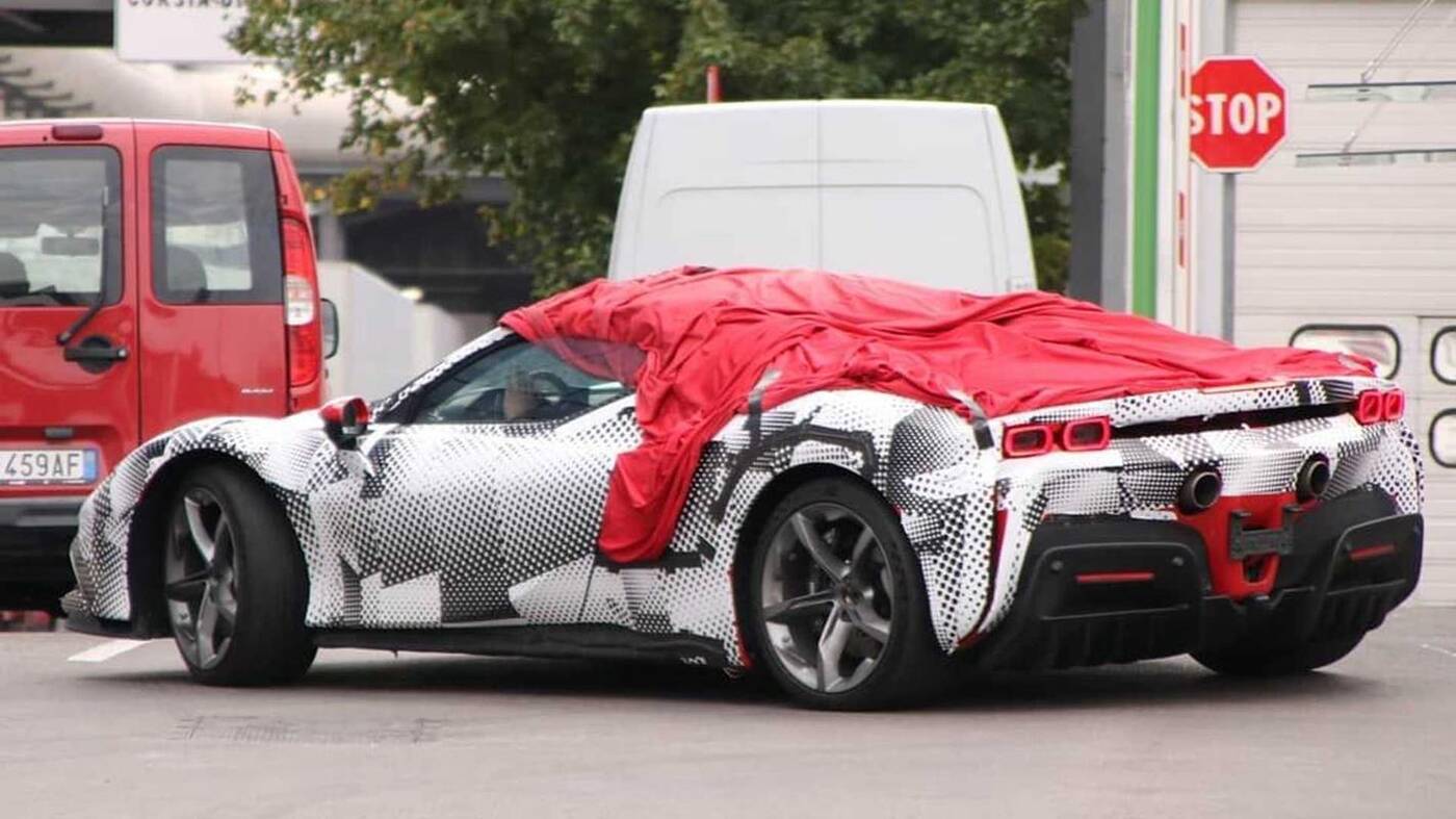 Zdjęcia Ferrari SF90 Stradale Spider przed premierą z czerwoną czapeczką