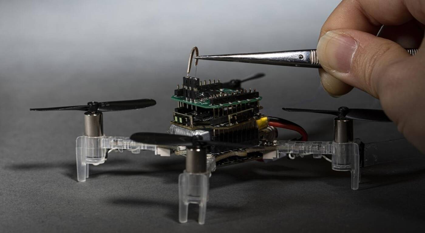 To prawdziwy dron cyborg, Smellicopter posiada czułkę żywej ćmy, dron Smellicopter
