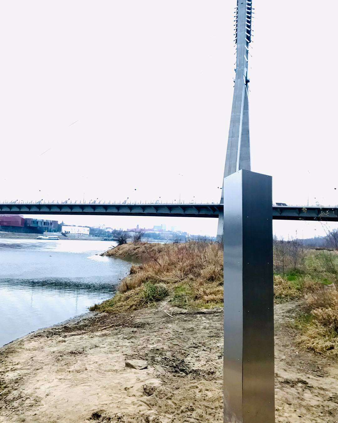 Monolit w Warszawie. Tajemniczy obiekt tym razem nad Wisłą