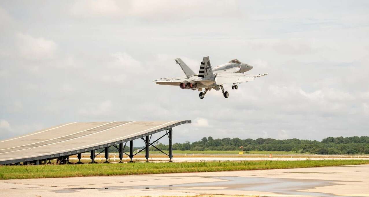 Myśliwiec F/A-18 Super Hornet zaliczył pierwszy start z rampy