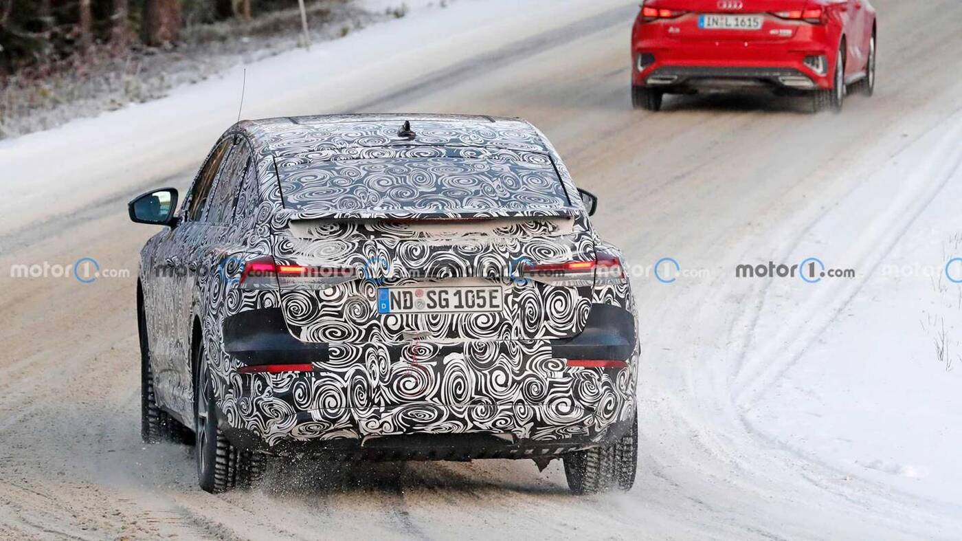 Spójrzcie na prototyp Audi Q4 E-Tron Sportback na tle śniegu