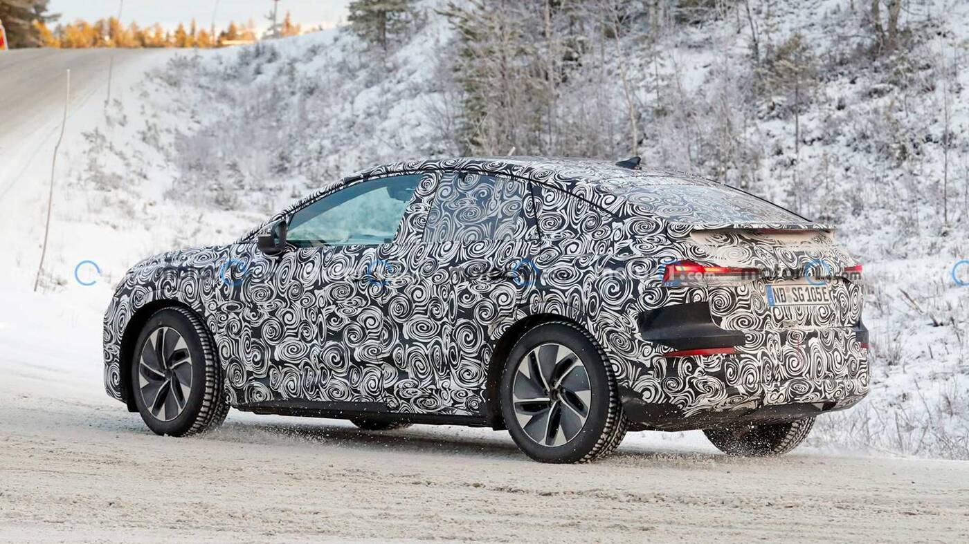 Spójrzcie na prototyp Audi Q4 E-Tron Sportback na tle śniegu