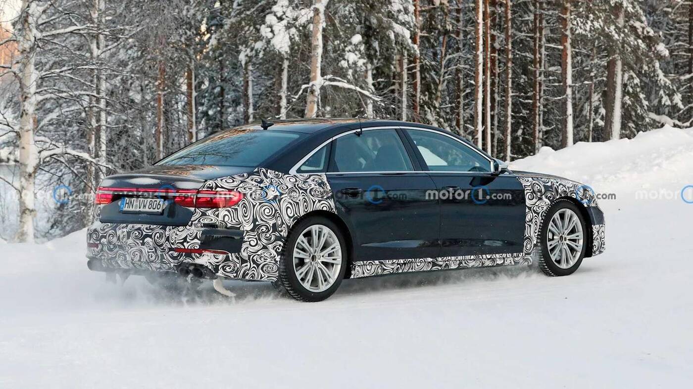 Delikatny kamuflaż i cztery wydechy, czyli zdjęcia Audi S8 2022