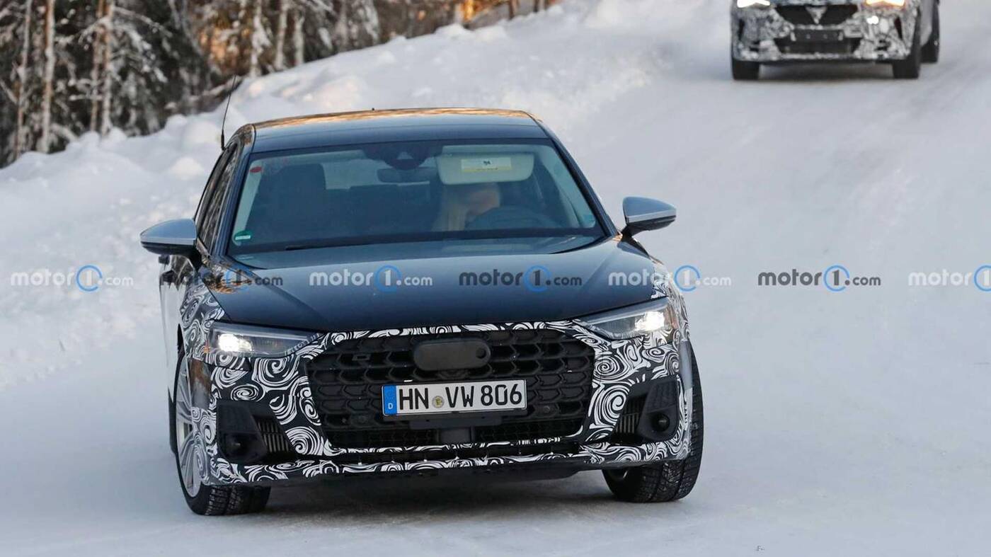 Delikatny kamuflaż i cztery wydechy, czyli zdjęcia Audi S8 2022