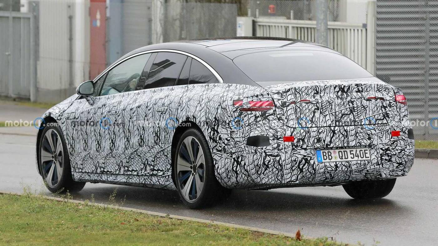 Mercedes EQS został wyszpiegowany z aerodynamicznymi felgami