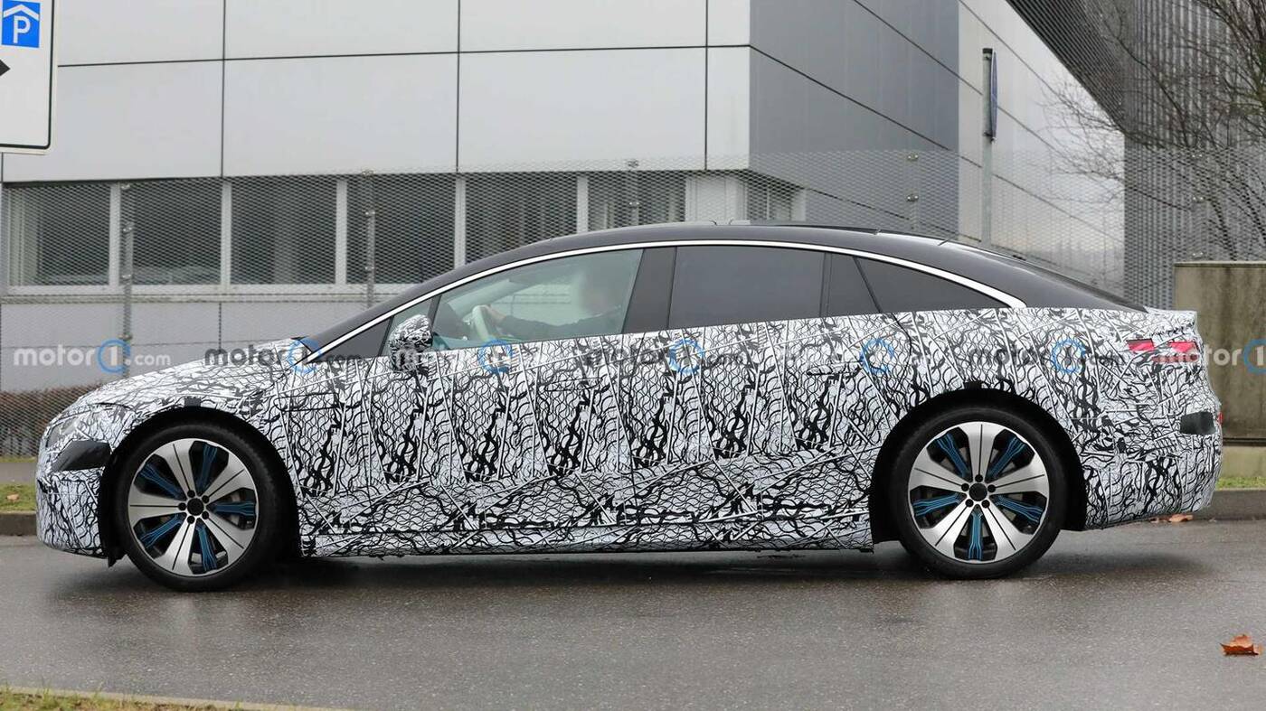 Mercedes EQS został wyszpiegowany z aerodynamicznymi felgami
