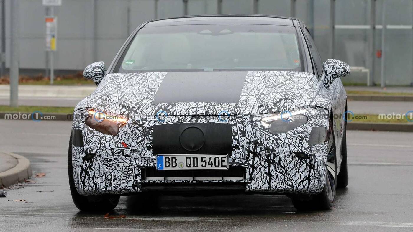 Mercedes EQS został wyszpiegowany z aerodynamicznymi felgami