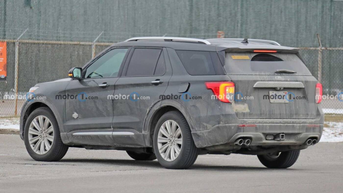 Nachodzący Ford Explorer King Ranch 2021 na zdjęciach