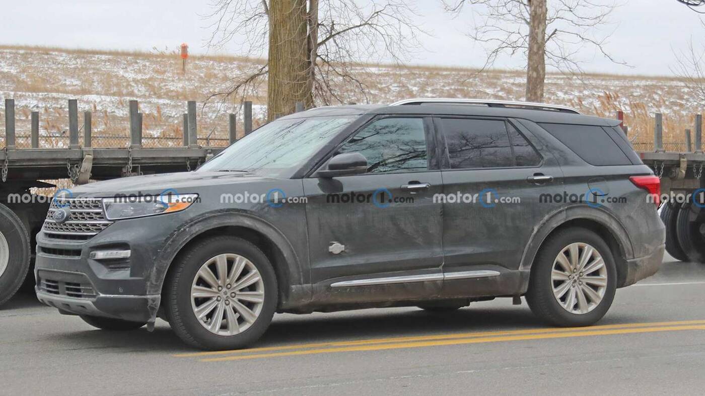 Nachodzący Ford Explorer King Ranch 2021 na zdjęciach