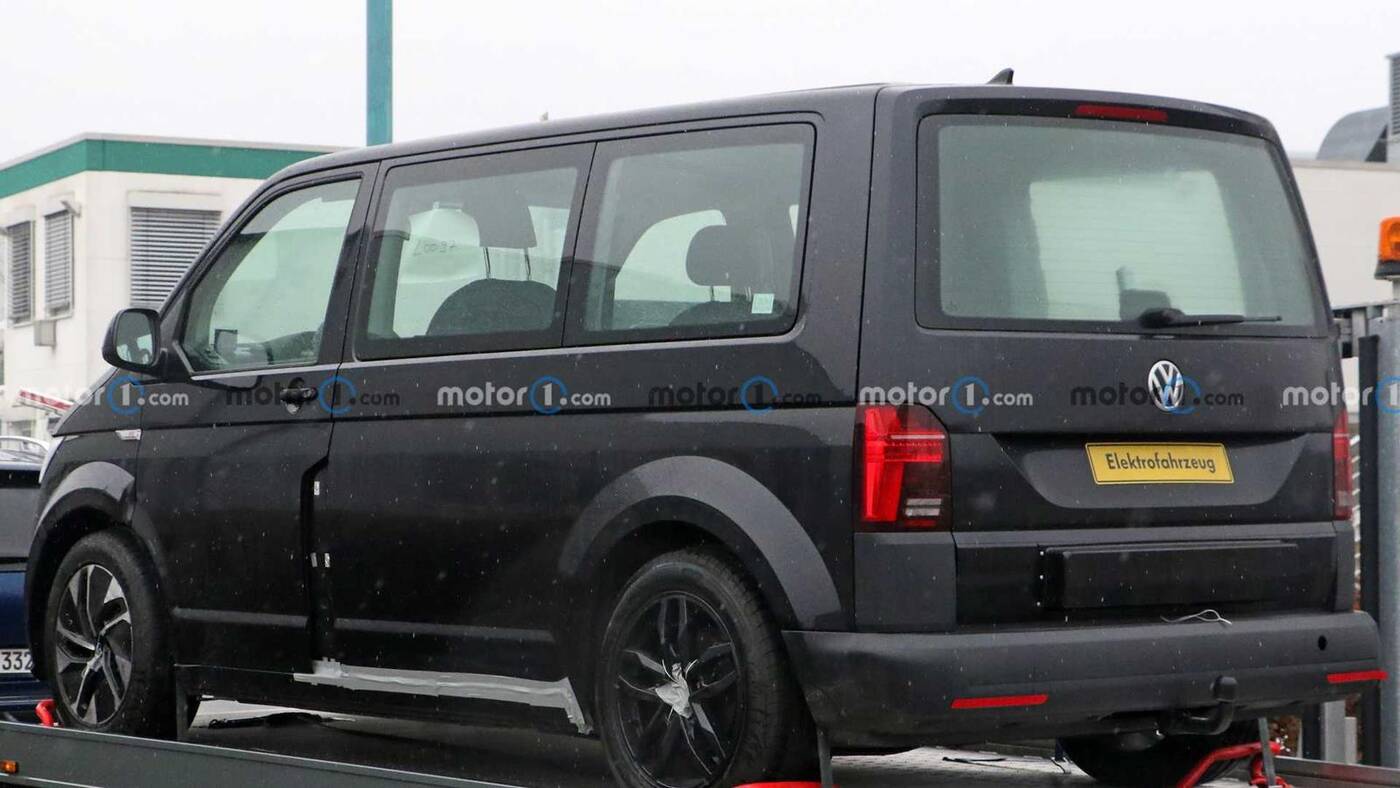 Muł testowy VW ID Buzz wyszpiegowany na przyczepie