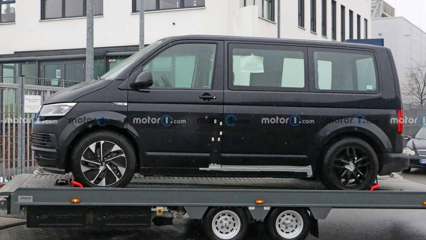 Muł testowy VW ID Buzz wyszpiegowany na przyczepie