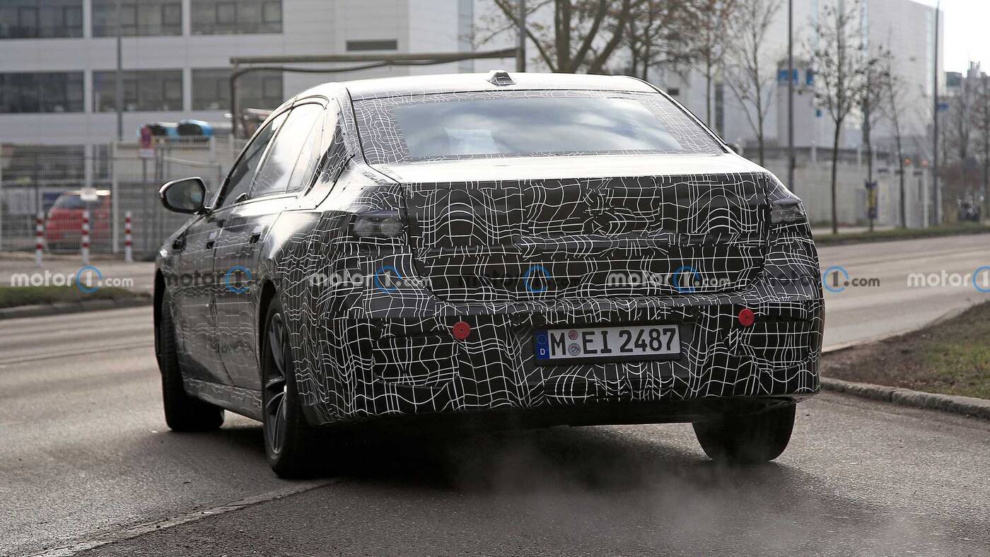 Nowa generacja BMW Serii 7 na zdjęciach w topowej i elektrycznej wersji