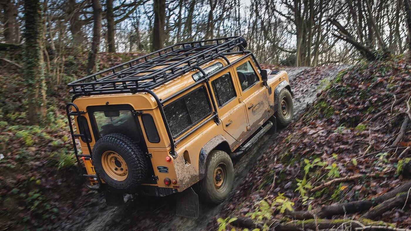 Podejrzyjcie specjalnego Land Rovera Defender Works V8 Trophy w akcji