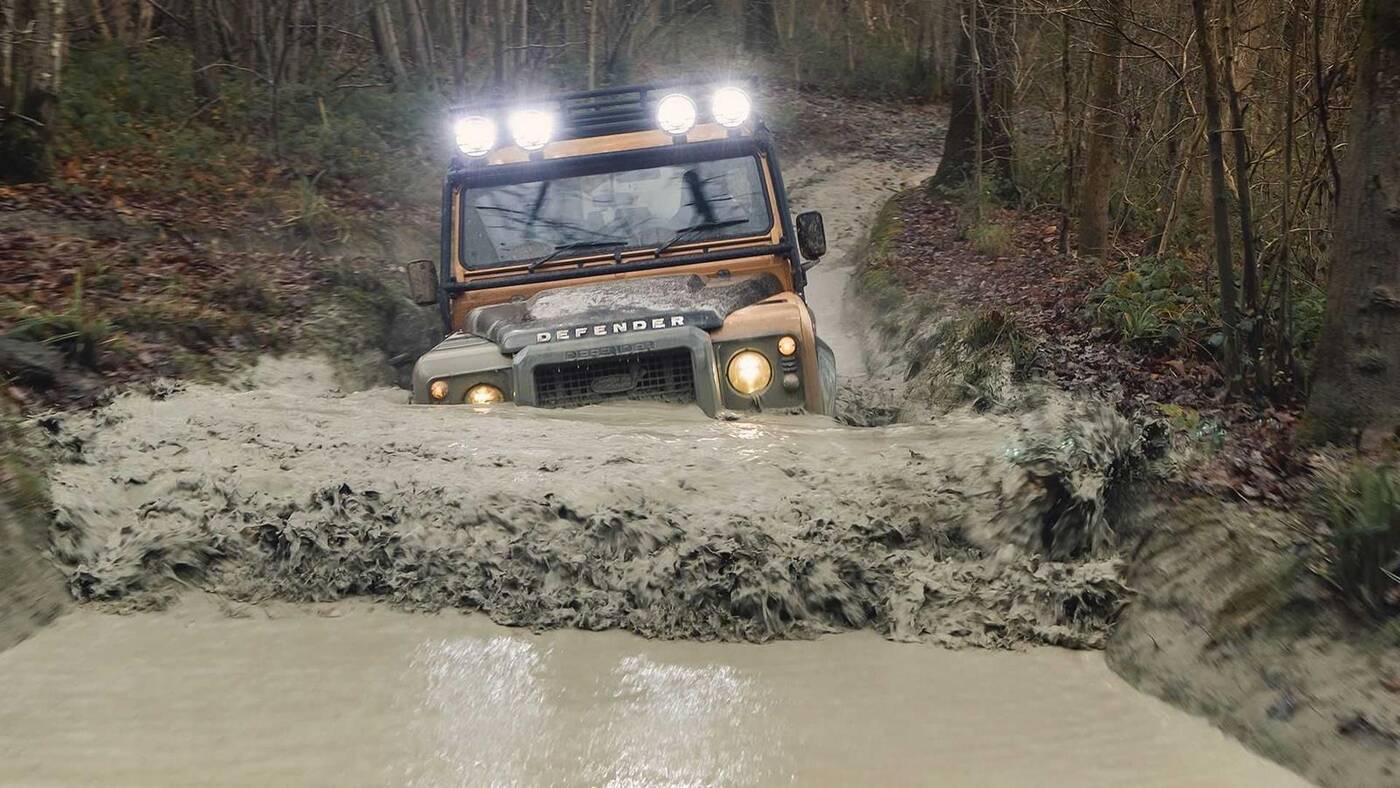 Podejrzyjcie specjalnego Land Rovera Defender Works V8 Trophy w akcji