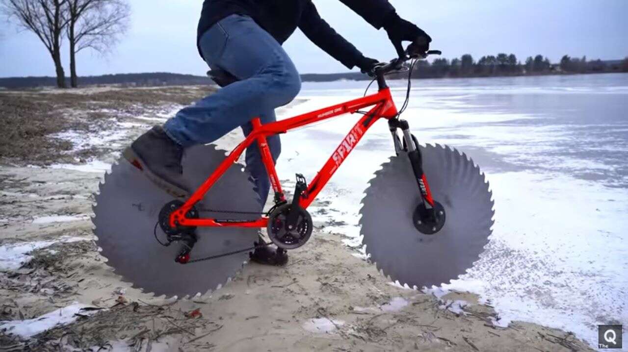 Ostrza piły zamiast kół, idealny rower na lód