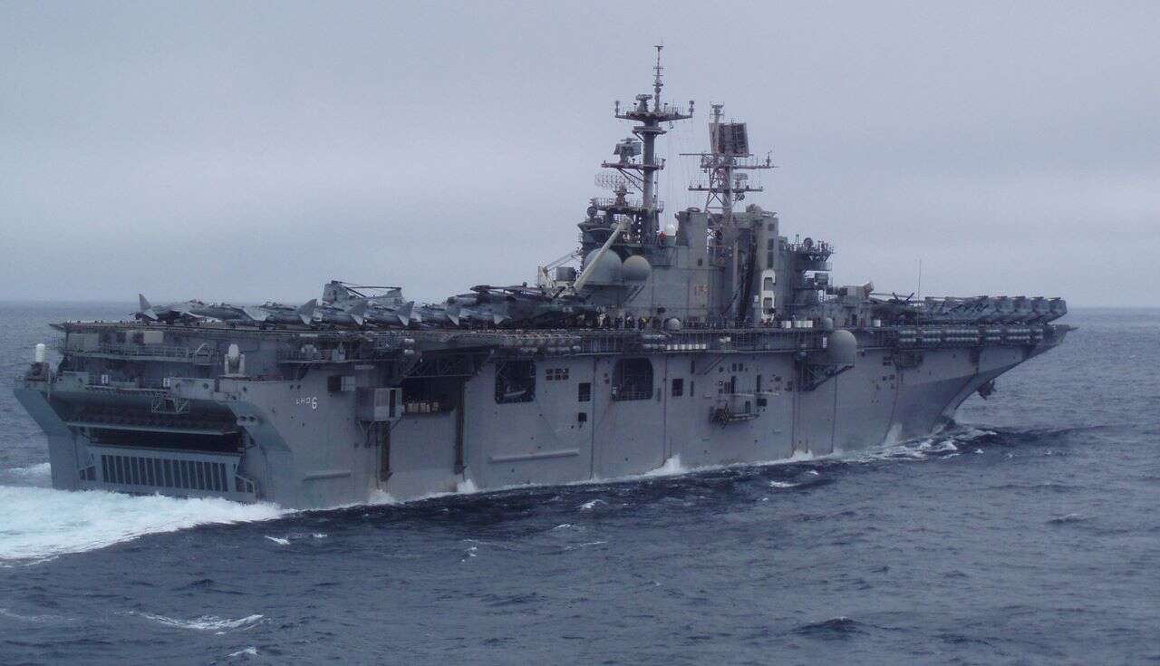 Rafa ze spalonego okrętu marynarki USA