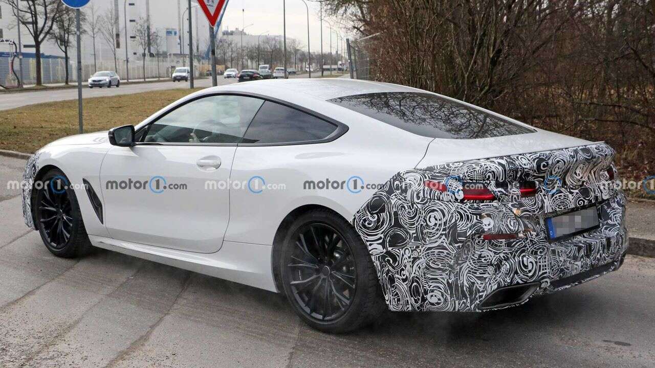 Nowe coupe BMW Serii 8 wyszpiegowane z lekkimi zmianami