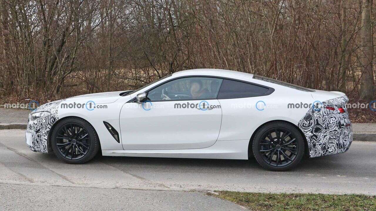 Nowe coupe BMW Serii 8 wyszpiegowane z lekkimi zmianami